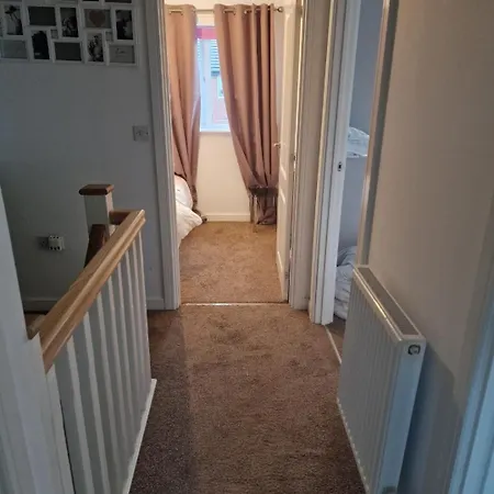Well Furnished 3 Bedroom House In A Cosy Estate In Bolton Exterior photo