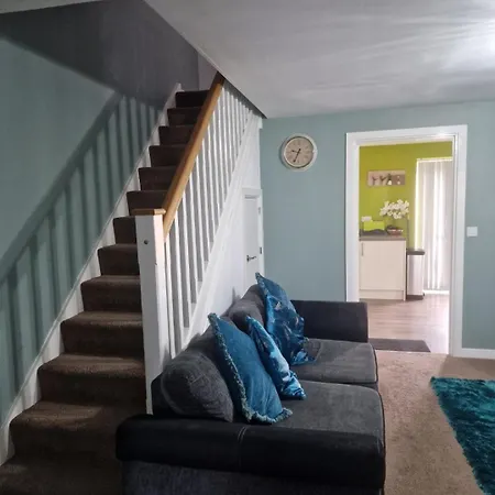 Well Furnished 3 Bedroom House In A Cosy Estate In Bolton Room photo