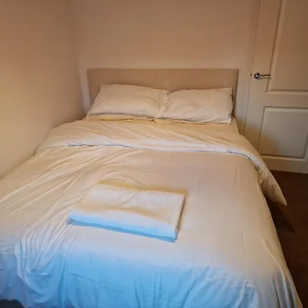 Well Furnished 3 Bedroom House In A Cosy Estate In Bolton Room photo