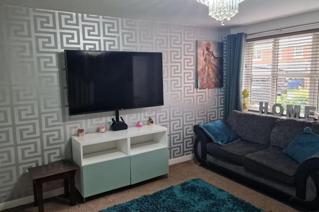 Well Furnished 3 Bedroom House In A Cosy Estate In Bolton