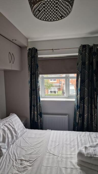 Apartment Well Furnished 3 Bedroom House In A Cosy Estate In Bolton