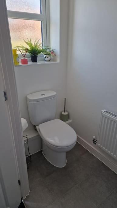 Apartment Well Furnished 3 Bedroom House In A Cosy Estate In Bolton