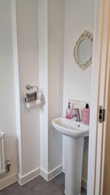 Apartment Well Furnished 3 Bedroom House In A Cosy Estate In Bolton