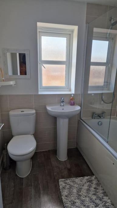 Well Furnished 3 Bedroom House In A Cosy Estate In Bolton