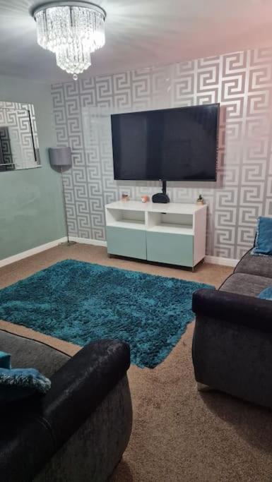 Well Furnished 3 Bedroom House In A Cosy Estate In Apartment Bolton