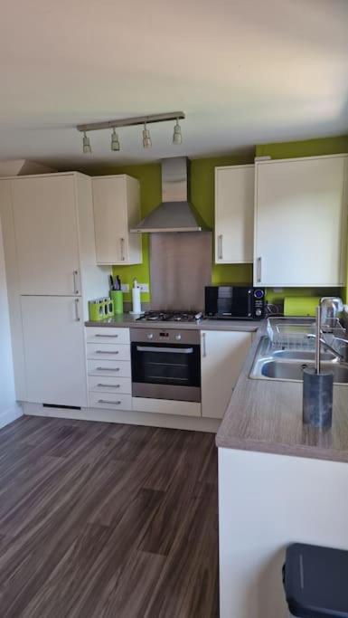 Apartment Well Furnished 3 Bedroom House In A Cosy Estate In Bolton