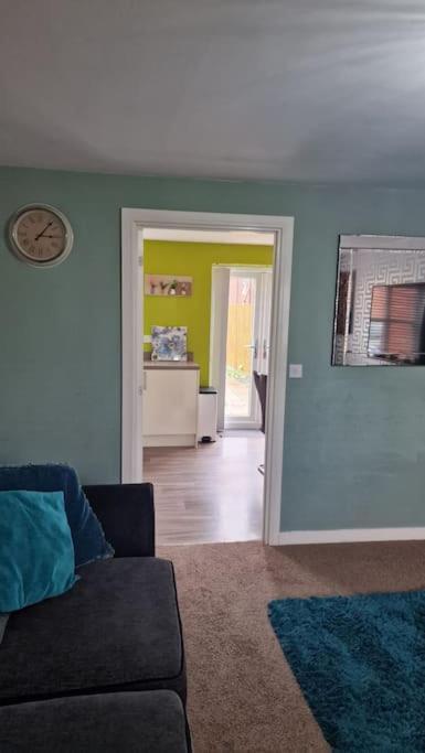 Well Furnished 3 Bedroom House In A Cosy Estate In Apartment Bolton